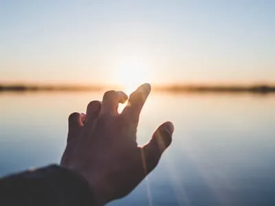 50 frases de adoração a Deus para um coração quebrantado