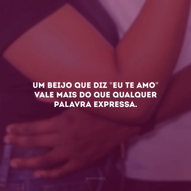 Um beijo que diz \"eu te amo\" vale mais do que qualquer palavra expressa.


