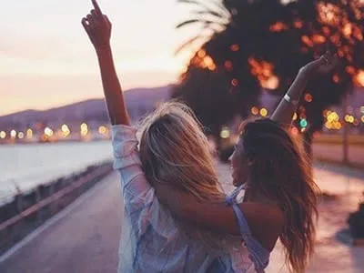 55 legendas para foto com amiga que mostram o quanto vocês são unidas