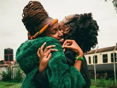 62 legendas para foto com irmã para declarar amizade desde o berço