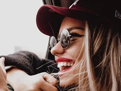 65 legendas para fotos sorrindo para preencher o seu feed com positividade