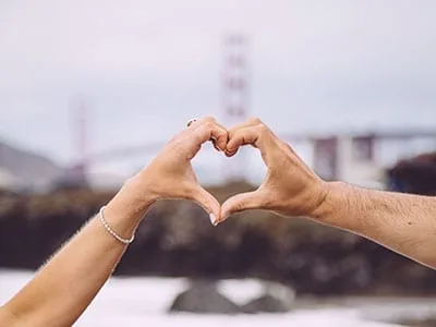 51 frases de músicas românticas para a trilha sonora do casal