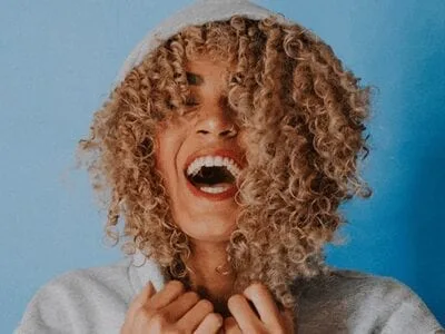 60 frases de felicidade curtas para alegrar o dia de alguém especial