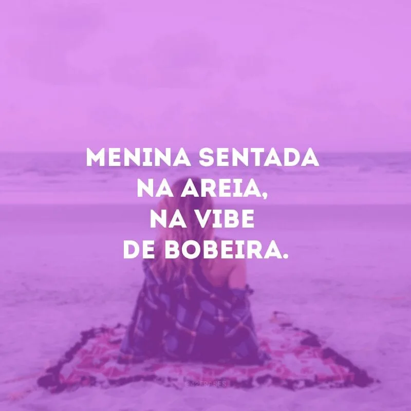 Menina sentada na areia, na vibe de bobeira.