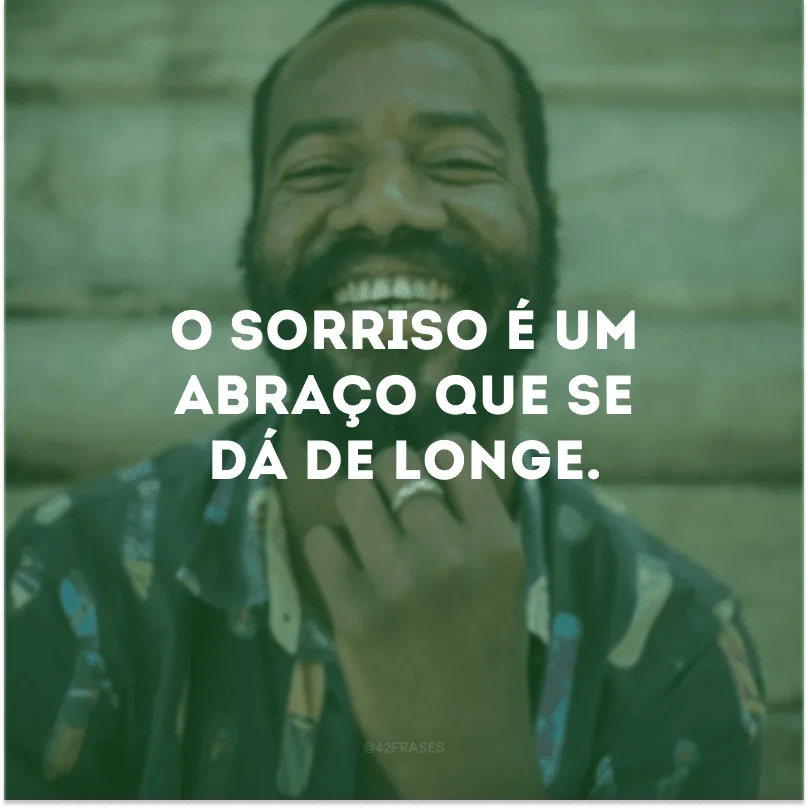 O sorriso é um abraço que se dá de longe.