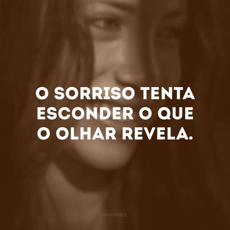 O sorriso tenta esconder o que o olhar revela. 