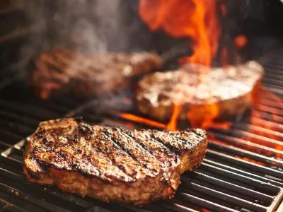 30 frases de churrasco que combinam com diversão e cerveja gelada