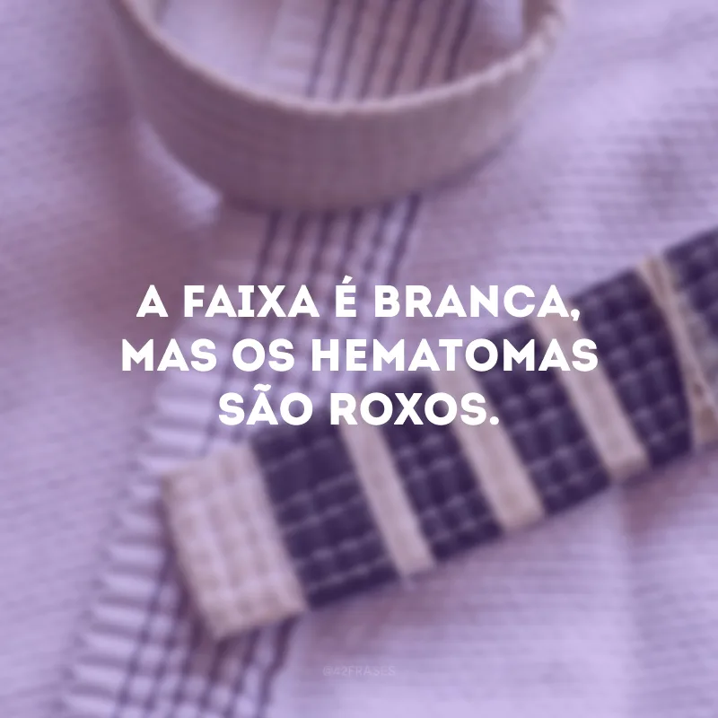 A faixa é branca, mas os hematomas são roxos. 