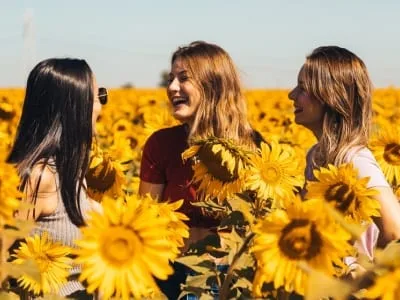40 frases de amizade antiga para celebrar anos de companheirismo