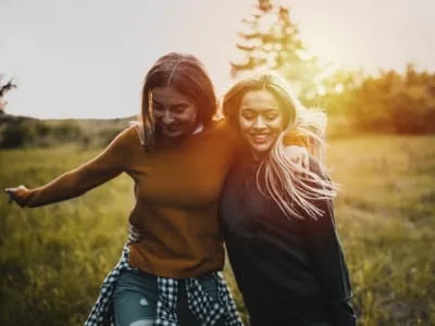 30 frases de elogios para amiga que exaltam suas melhores qualidades