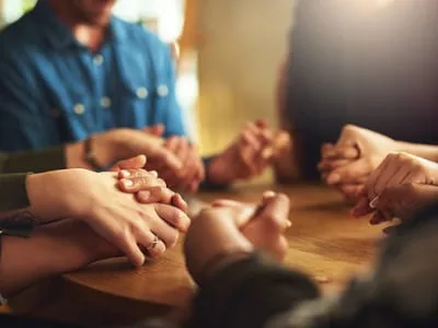 20 frases bíblicas para amigos cheias do amor de Deus