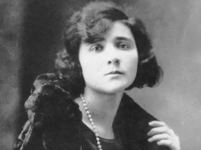 25 frases de Florbela Espanca para poetizar a vida