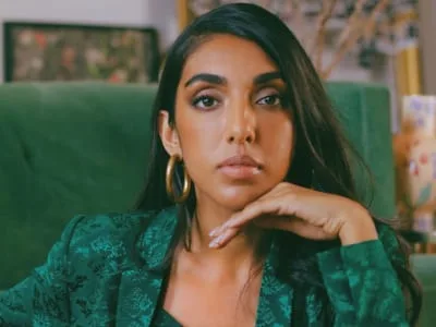 30 frases de Rupi Kaur para quem ama poesias modernas
