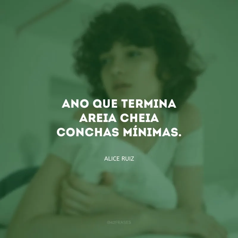 Ano que termina areia cheia conchas mínimas.
