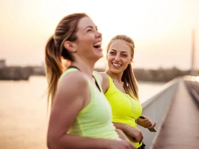 32 frases de autoestima para amiga que mostram o quanto ela é linda
