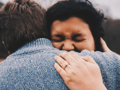 40 frases de Dia do Abraço que revelam a beleza desse gesto