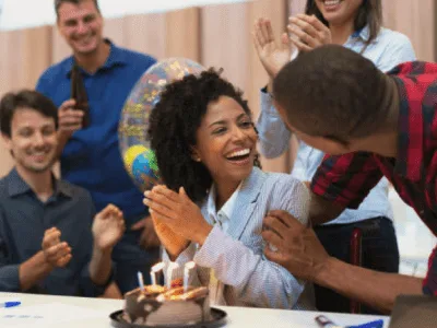30 frases de aniversário para amiga de trabalho repletas de animação