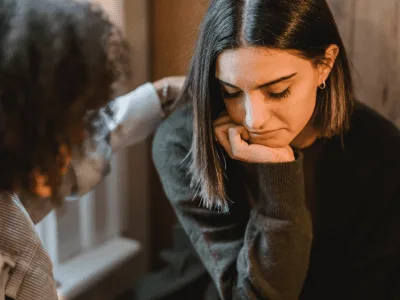 50 frases de ânimo para amiga que a relembram o quanto ela é forte