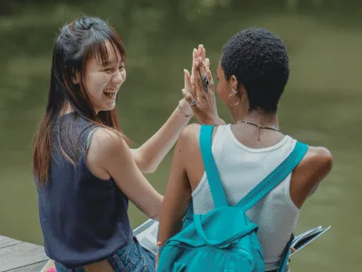 50 frases de motivação para amiga que mostram o quanto ela é forte