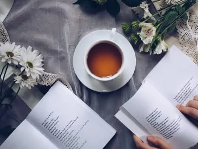 80 frases de poemas para se encantar com a beleza das palavras