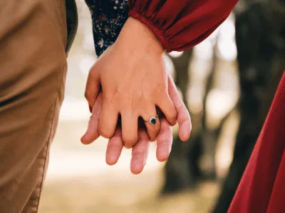 45 frases para foto de mãos dadas repletas de romance para sua legenda
