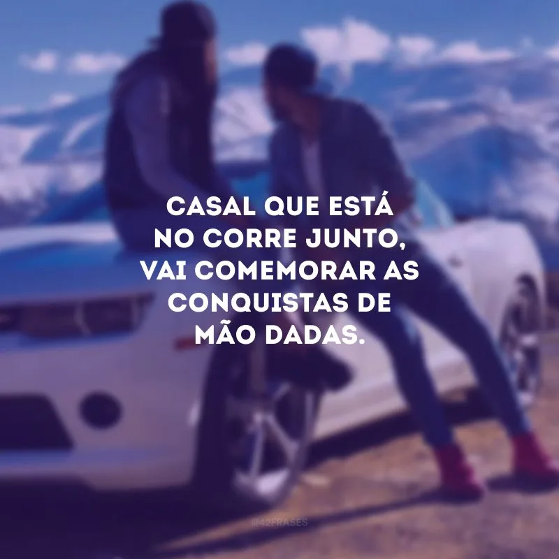 Casal que está no corre junto, vai comemorar as conquistas de mão dadas.
