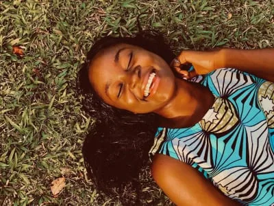 30 frases de poemas de felicidade que vão trazer mais sorrisos ao seu dia