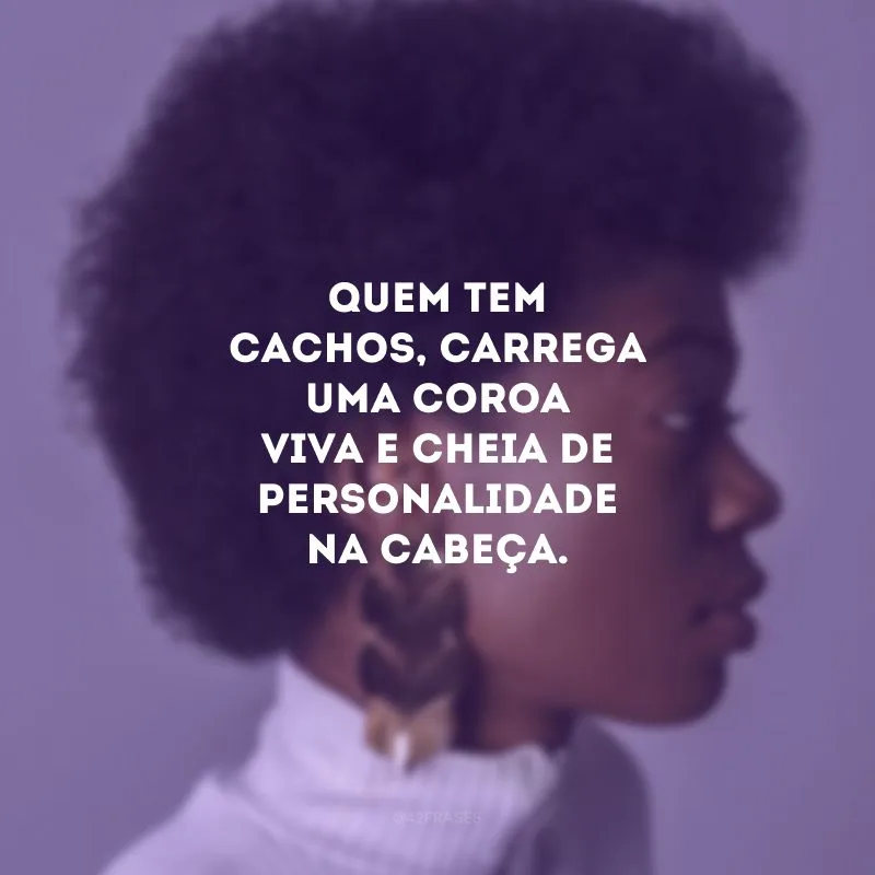 Quem tem cachos, carrega uma coroa viva e cheia de personalidade na cabeça.