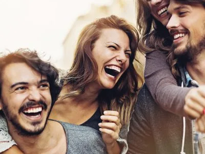 45 frases engraçadas para amigos que os farão gargalhar