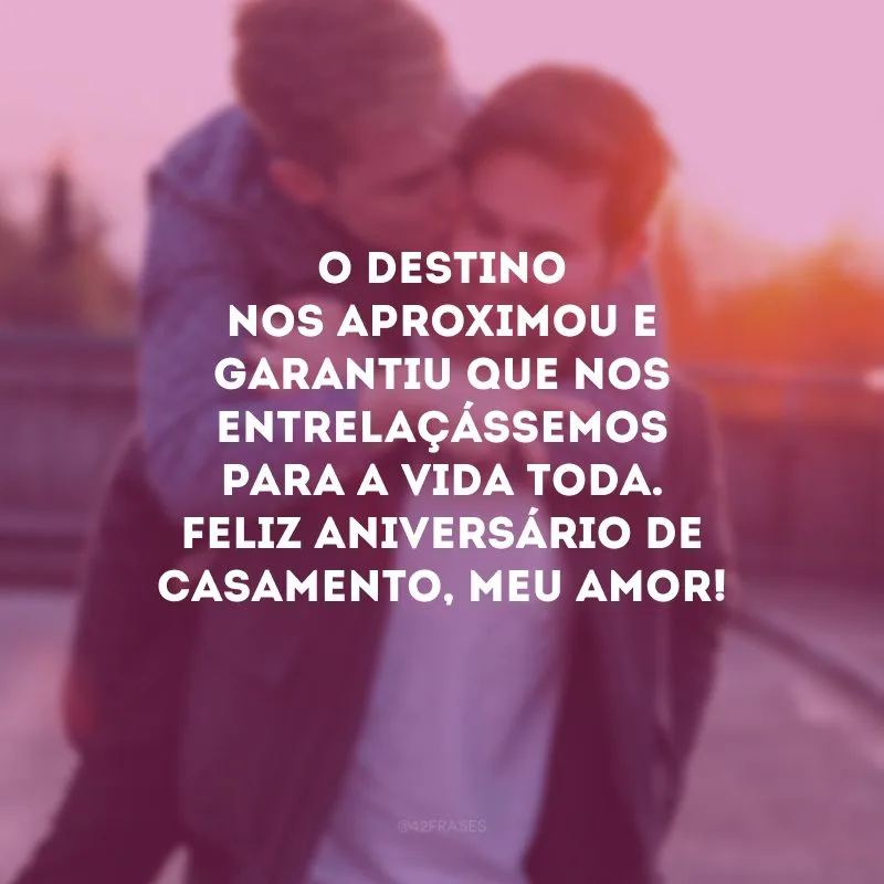 O destino nos aproximou e garantiu que nos entrelaçássemos para a vida toda. Feliz aniversário de casamento, meu amor!