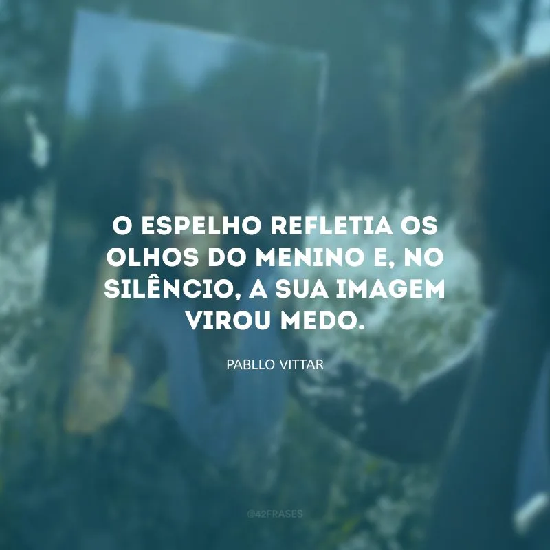 O espelho refletia os olhos do menino e, no silêncio, a sua imagem virou medo.
