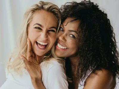 60 frases de elogios engraçados para amiga que enaltecem sua beleza