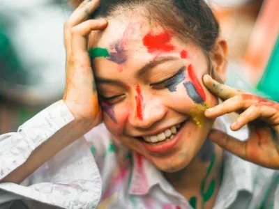 40 frases de mulher feliz que te incentivam a encontrar a felicidade