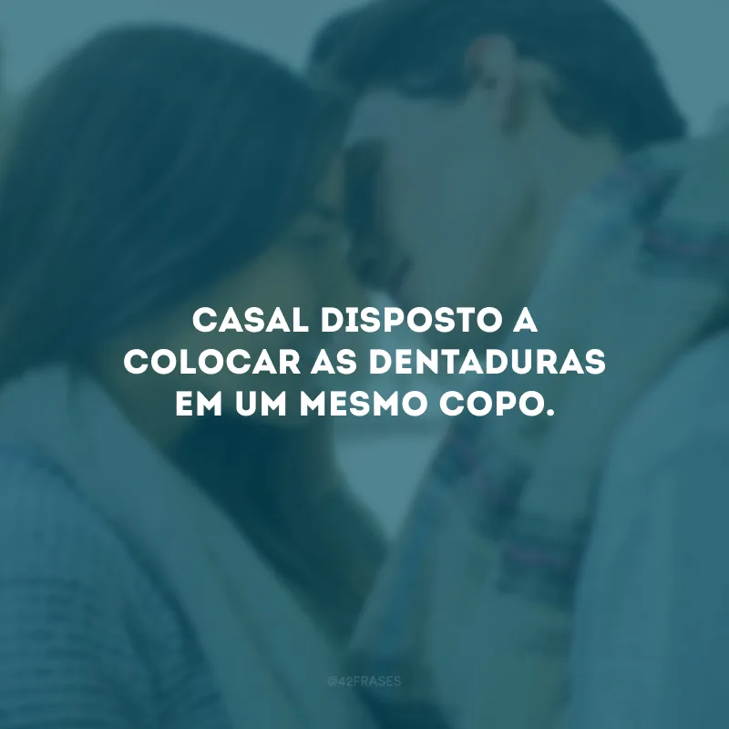 Casal disposto a colocar as dentaduras em um mesmo copo.