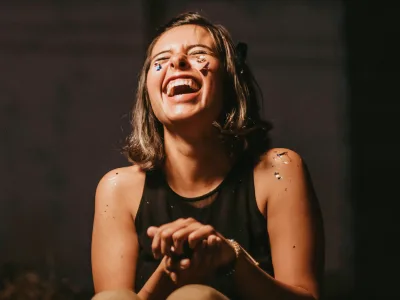 30 frases de solteira engraçadas que carregam a leveza da solitude