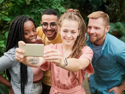 60 frases para selfie que vão arrasar nas legendas das suas fotos