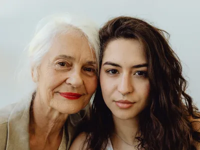 30 frases para mãe de coração que mostram o quanto você a ama