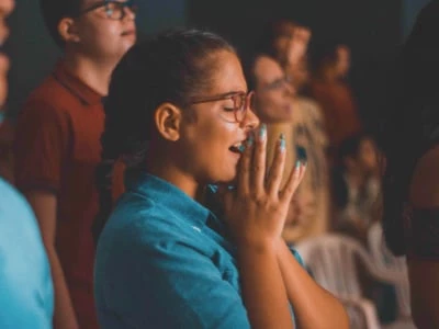 60 frases gospel para fotos que transbordam louvor e adoração
