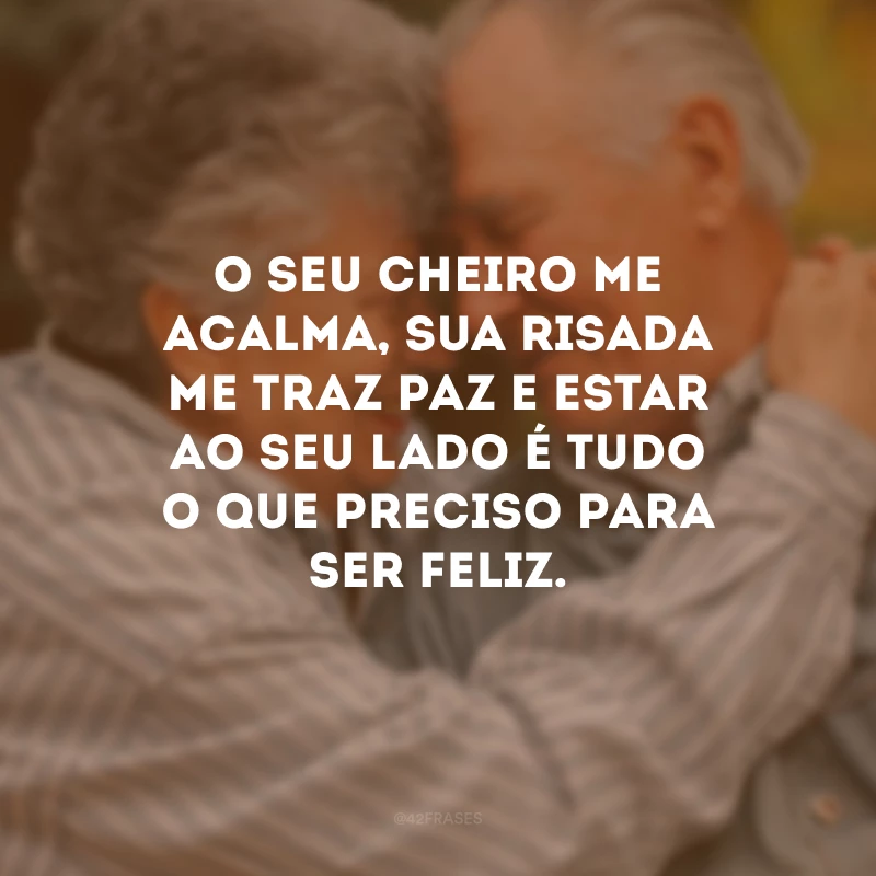 O seu cheiro me acalma, sua risada me traz paz e estar ao seu lado é tudo o que preciso para ser feliz.