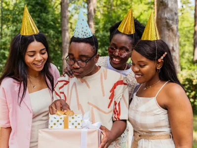 45 frases de aniversário para irmão mais novo que celebram o caçula