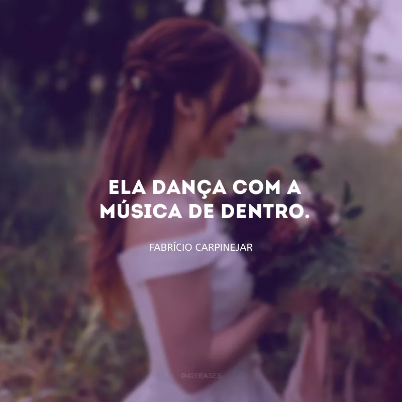 Ela dança com a música de dentro. 