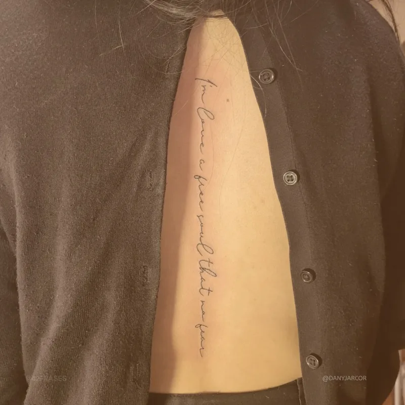 I’m love, a free soul that no fear. (Eu sou amor, uma alma livre que não tem medo.) 