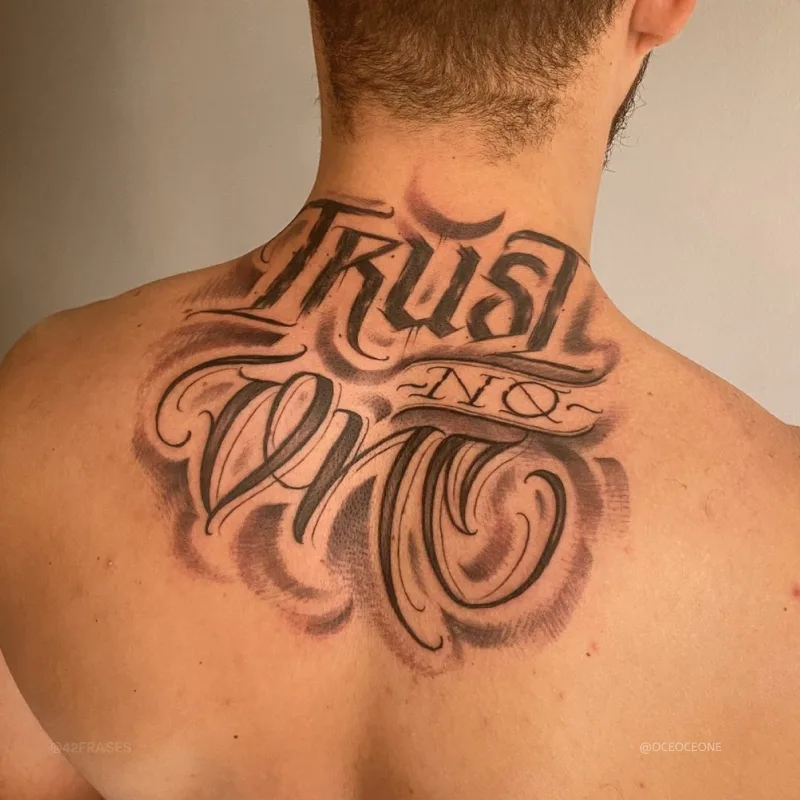Trust no one. (Não acredite em ninguém.) 