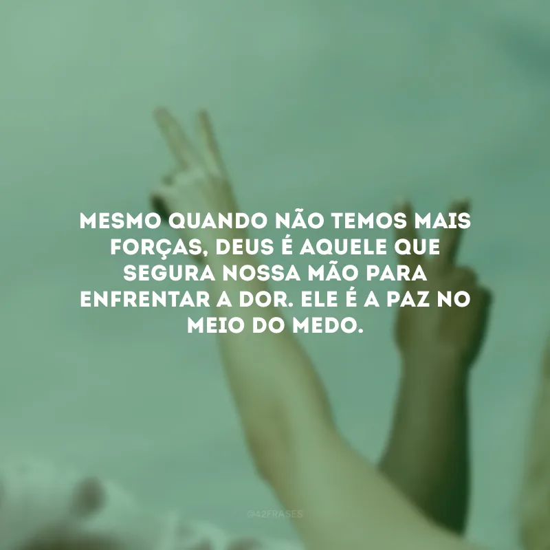 Mesmo quando não temos mais forças, Deus é aquele que segura nossa mão para enfrentar a dor. Ele é a paz no meio do medo.
