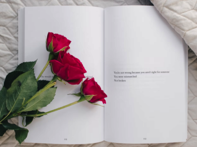 40 frases de poemas curtos que emocionam com breves linhas